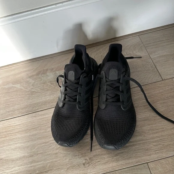 Adidas ultraboost women’s 8.5 (black/black) - excellent condition! - Picture 5 of 7